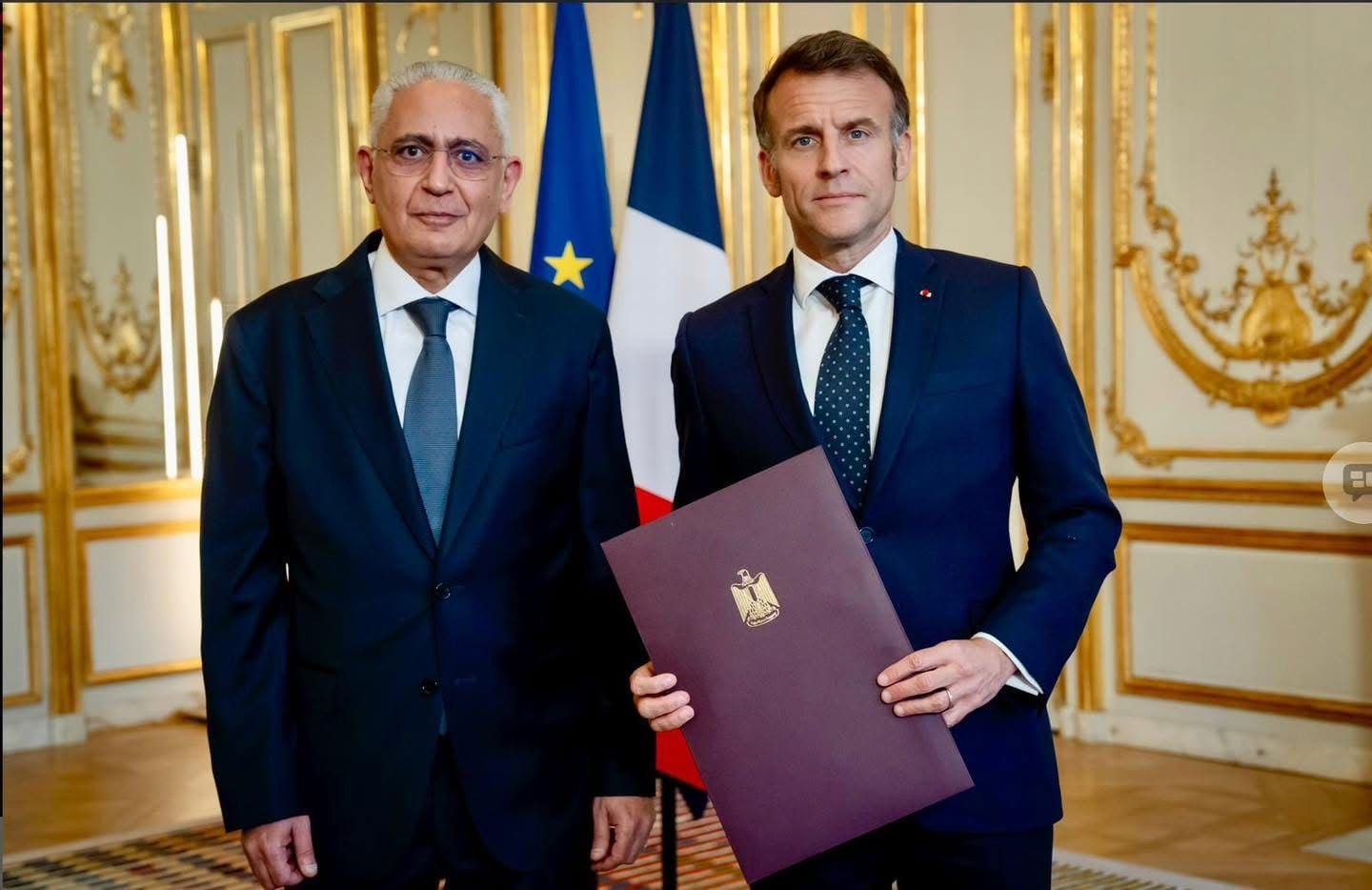 السفير طارق دحروج و الرئيس الفرنسى ماكرون (1)