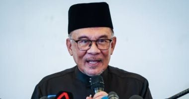 رئيس وزراء ماليزيا يحث على ضبط النفس ويحذر من استهداف دول الخليج