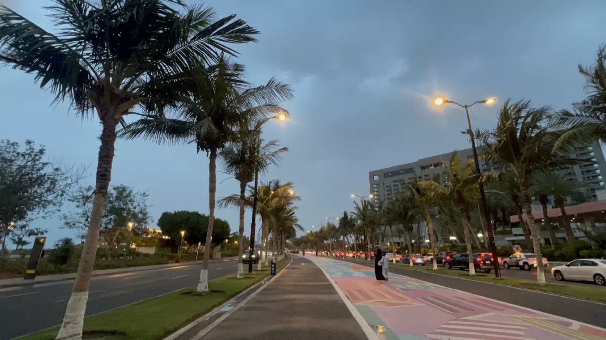 عاجل: "إنذار أحمر" يضرب جدة بسيول وصواعق… والأهالي يتحدون الخطر بالكورنيش!