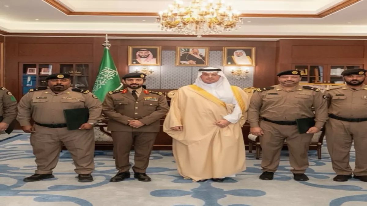 عاجل: الأمير سعود بن طلال يُكرّم أبطال الأمن المتقاعدين بالأحساء... مبادرة تُثلج القلوب!