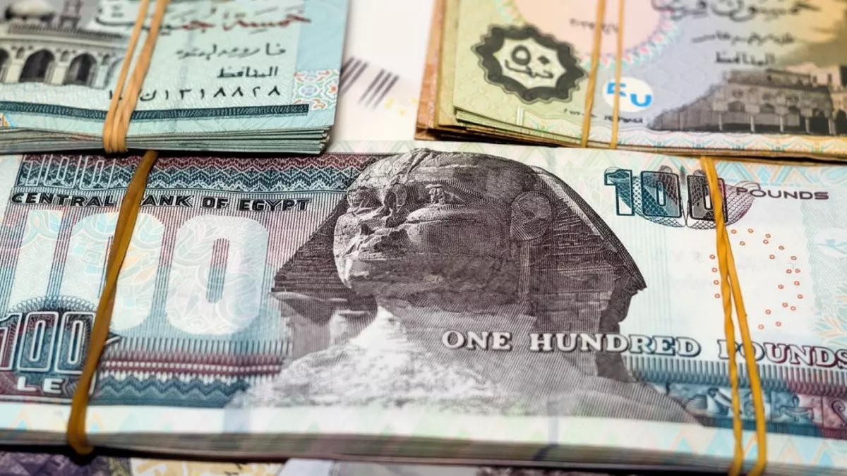 عاجل: الدولار يكسر حاجز الـ52 جنيهاً لأول مرة في التاريخ... البنوك تفرض رسوماً صادمة والمصريون في مأزق!