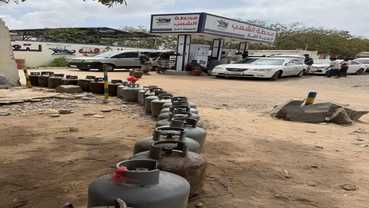 صادم: أسطوانات الغاز تنفد من عدن... اليمنيون يقفون تحت الأشجار في انتظار معجزة!