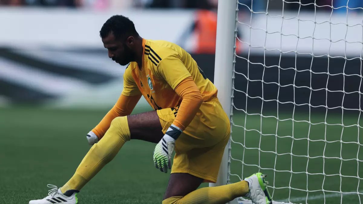 عاجل: كارثة حارس السعودية تضع رينارد في ورطة خطيرة… هل يُجبر على الرجوع للعويس قبل كأس العالم؟