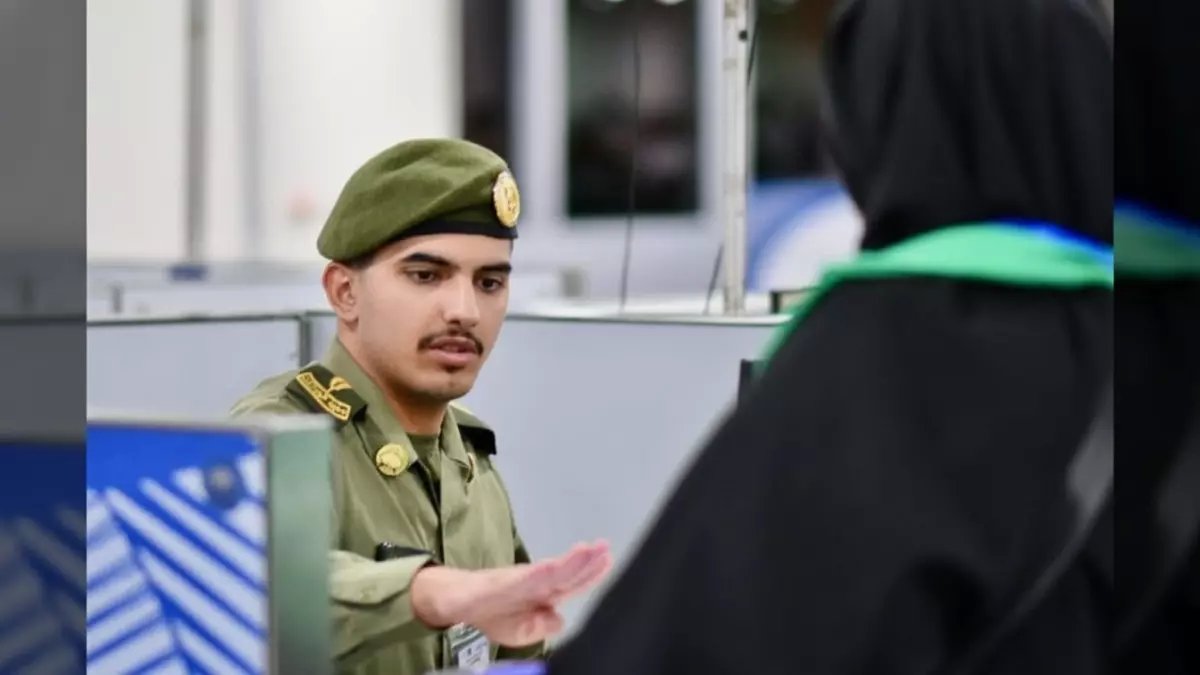 عاجل: عقوبة صارمة تطبق الآن في السعودية... تأخر يوم واحد بعد انتهاء التأشيرة يهددك بـ50 ألف ريال وسجن 6 أشهر وترحيل!