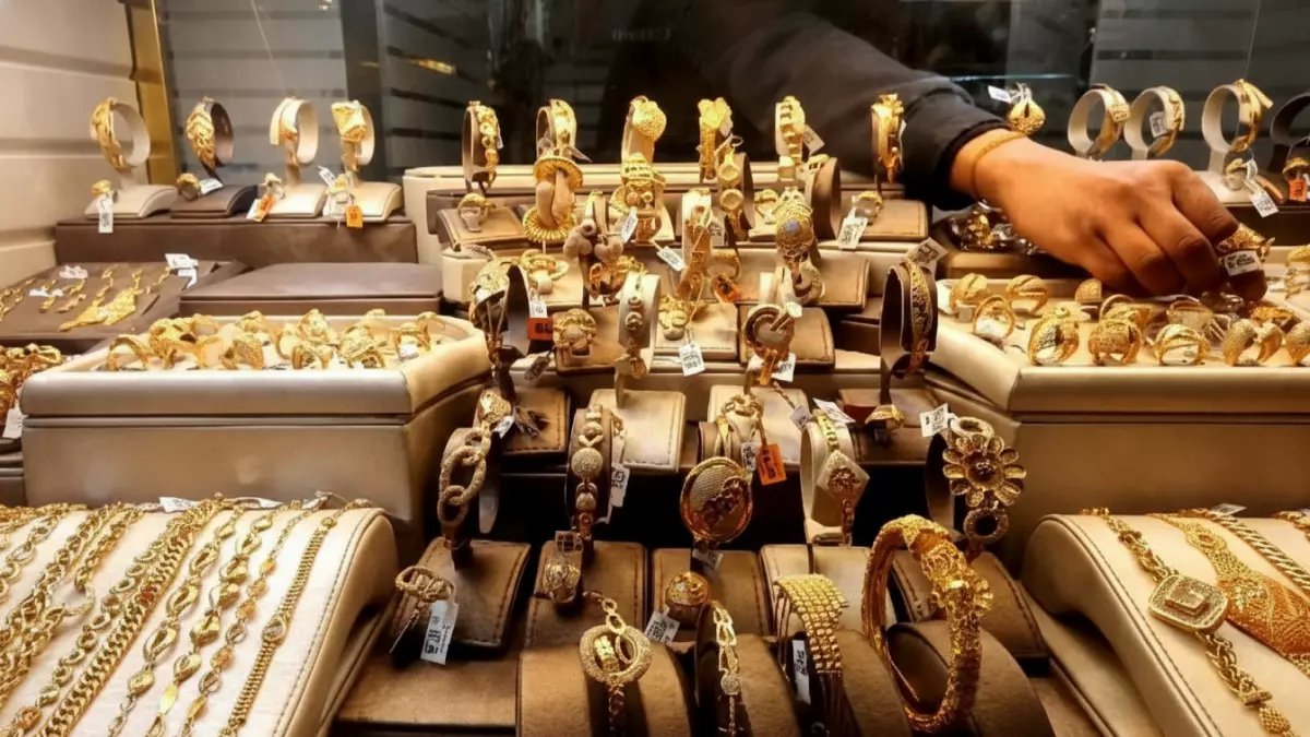 عاجل: الذهب يرتفع 30 جنيهاً محلياً رغم بيع البنوك 60 طناً… هل تنهار الأسعار قريباً؟