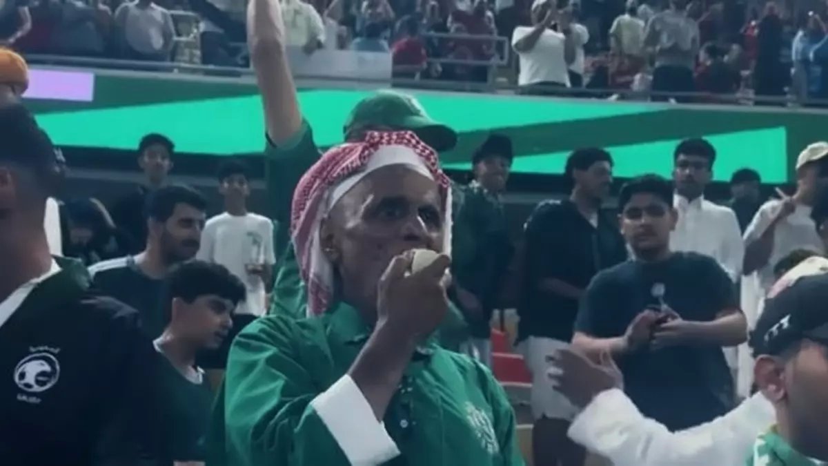 شاهد: عاطي الموركي يقود المدرجات السعودية في مشهد مؤثر لدعم مصر رغم الخسارة الثقيلة!