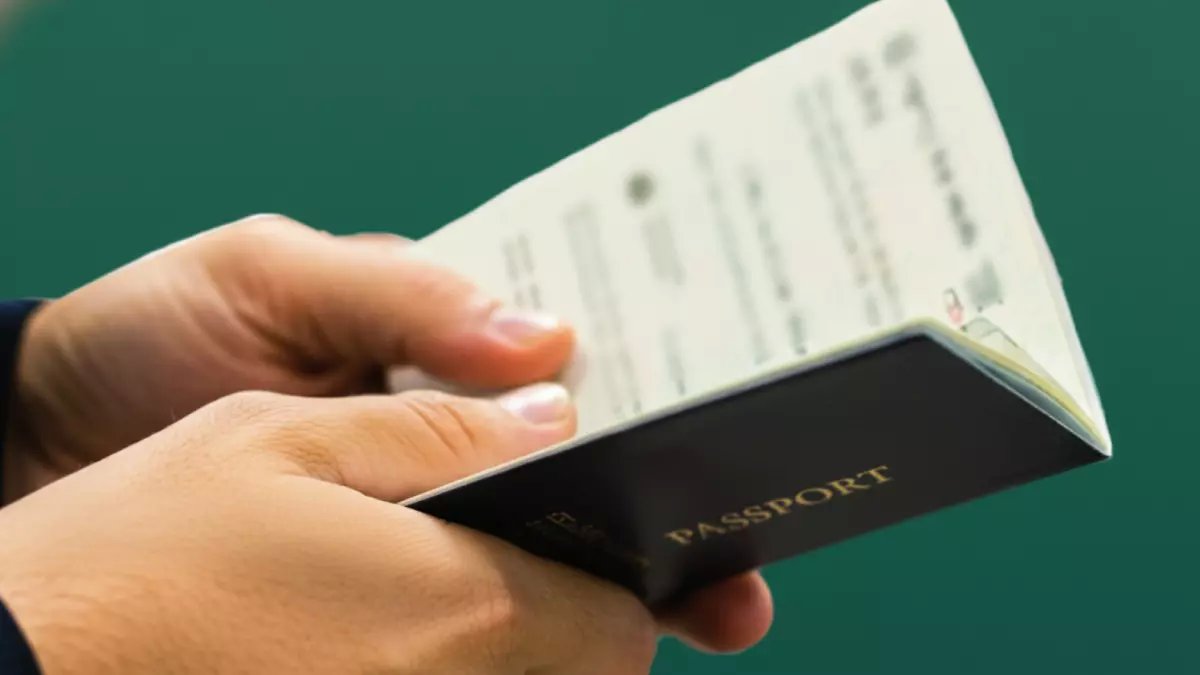 عاجل: السعودية تعفي ملايين الزوار من الغرامات... تمديد تلقائي ومغادرة مجانية حتى أبريل 2026!