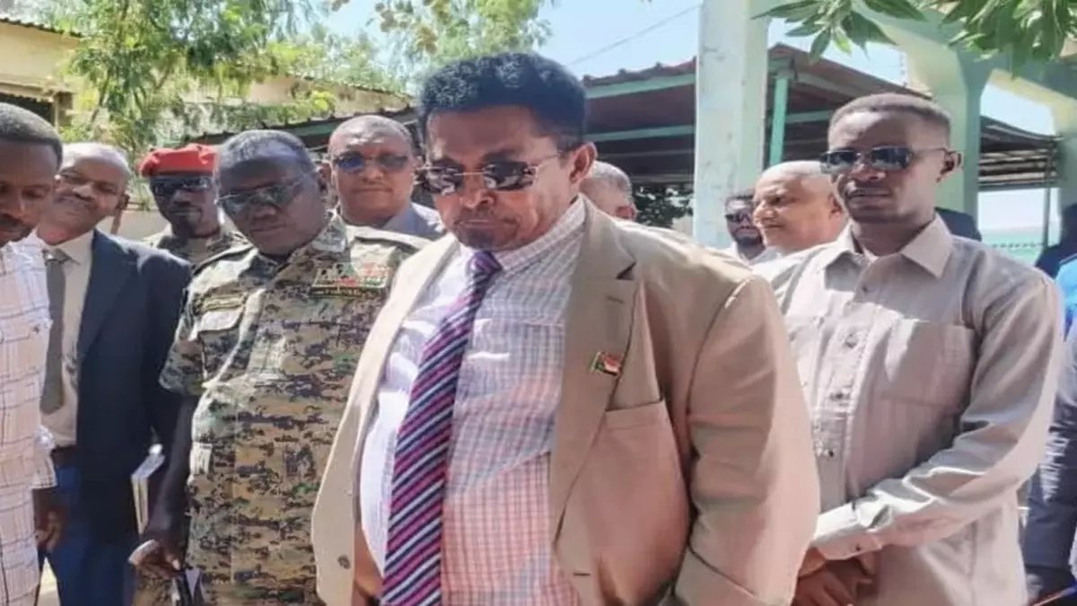 صادم: وزير سوداني يطلب وظيفة عبر لينكدإن... "راتبي لا يكفي" - القصة المحرجة!