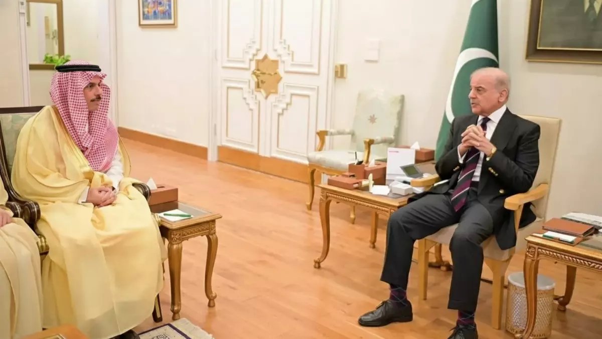 عاجل: الأمير فيصل بن فرحان ينقل رسالة سرية من الملك سلمان لرئيس وزراء باكستان... قرارات مصيرية للمنطقة!