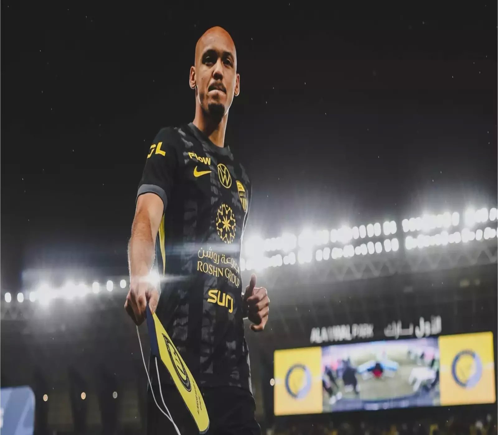 لاعب كرة القدم البرازيلي فابينيو يرتدي طقم نادي الاتحاد السعودي في ملعب الأول بارك ليلاً.