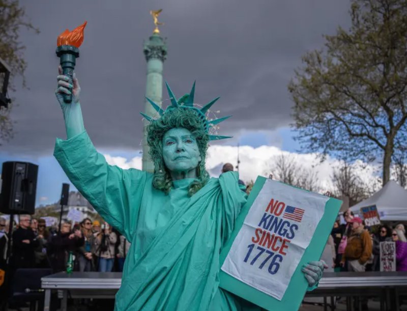 سيدة تتجسد في تمثل الحرية