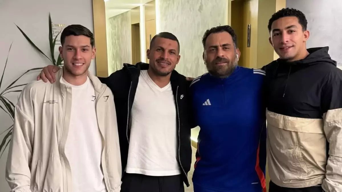 شاهد: تصرف مبابي الغريب الذي أثار جدلاً واسعاً... يوزع الشوكولاتة على زملائه أثناء المباراة!