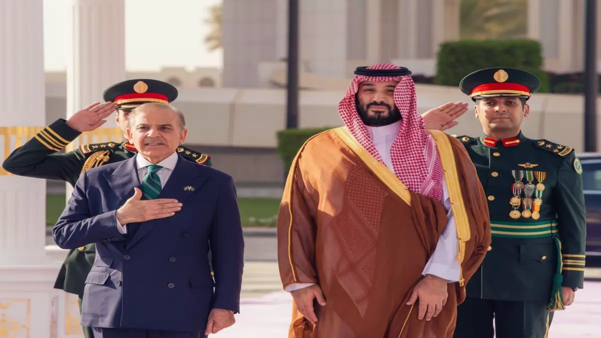 عاجل: باكستان تعلن الحرب مع السعودية ضد إيران... شهباز شريف يفاجئ العالم بقرار تاريخي!