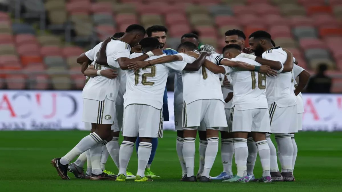 رينارد يواجه المخطط الأخطر: معسكر الـ50 لاعباً يحول المنتخب السعودي لـ«فريق ضائع».. وكشف خطير عن هوية رينارد التي اختفت تماماً!