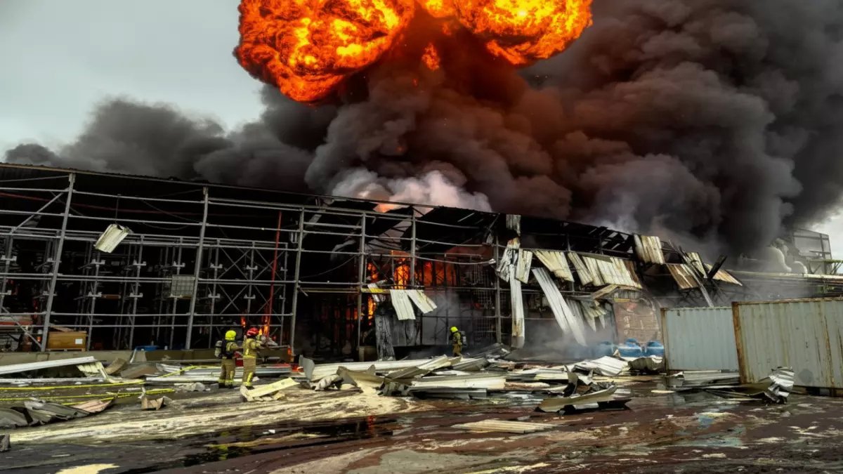 عاجل: إيران تدمر مجمعاً صناعياً في قلب إسرائيل... والجيش الإسرائيلي يرد بقصف طهران!