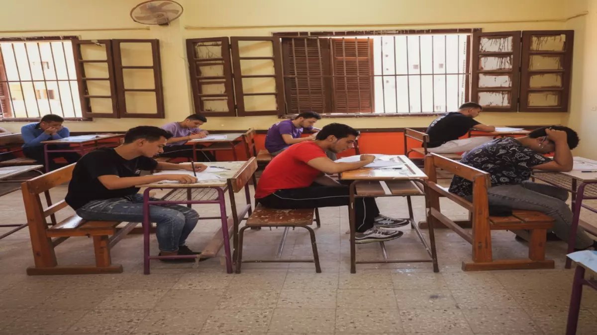 عاجل: التعليم تستعد لقطع شبكات المحمول نهائياً خلال امتحانات الثانوية العامة 2026... هل ستفقد الأسر التواصل مع أبنائها؟