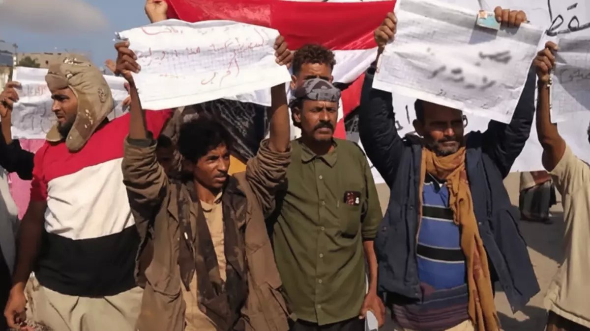 عاجل: جندي يمني يناشد الرئيس بالدموع... 11 سنة بلا راتب والأطفال جوعى!