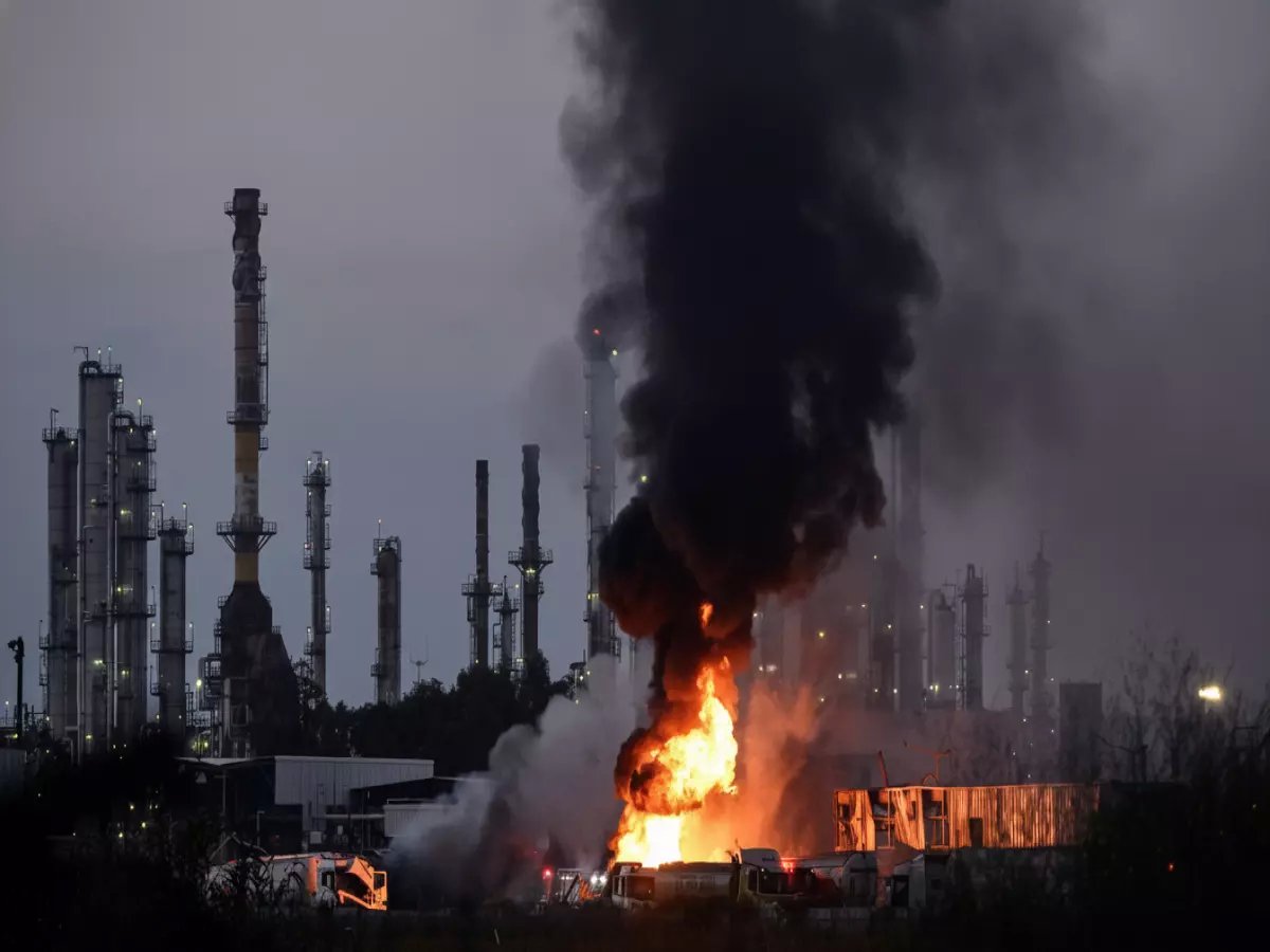  شظايا صاروخ إيراني تشعل حريق ضخم في مصافي حيفا... إسرائيل تخفي حجم الكارثة!