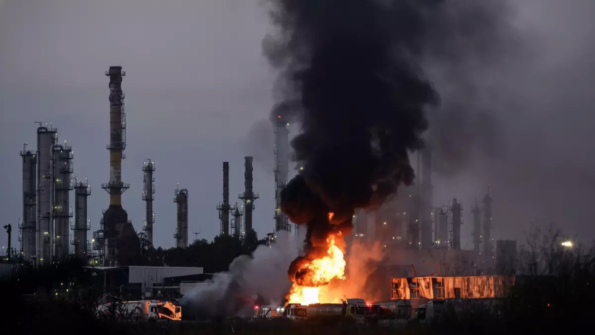 عاجل: شظايا صاروخ إيراني تشعل حريق ضخم في مصافي حيفا... إسرائيل تخفي حجم الكارثة!