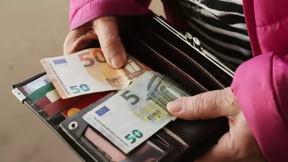 عاجل: فوضى مالية تفجر مفاجأة ذهبية في ألمانيا... المتقاعدون يحصدون 500 يورو إضافية شهرياً!