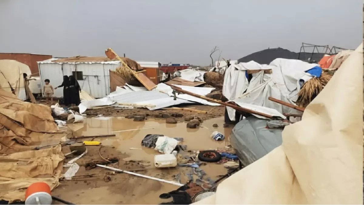 كارثة مأرب: 2000 أسرة نازحة تواجه الموت تحت المطر والعواصف... أين المساعدات؟