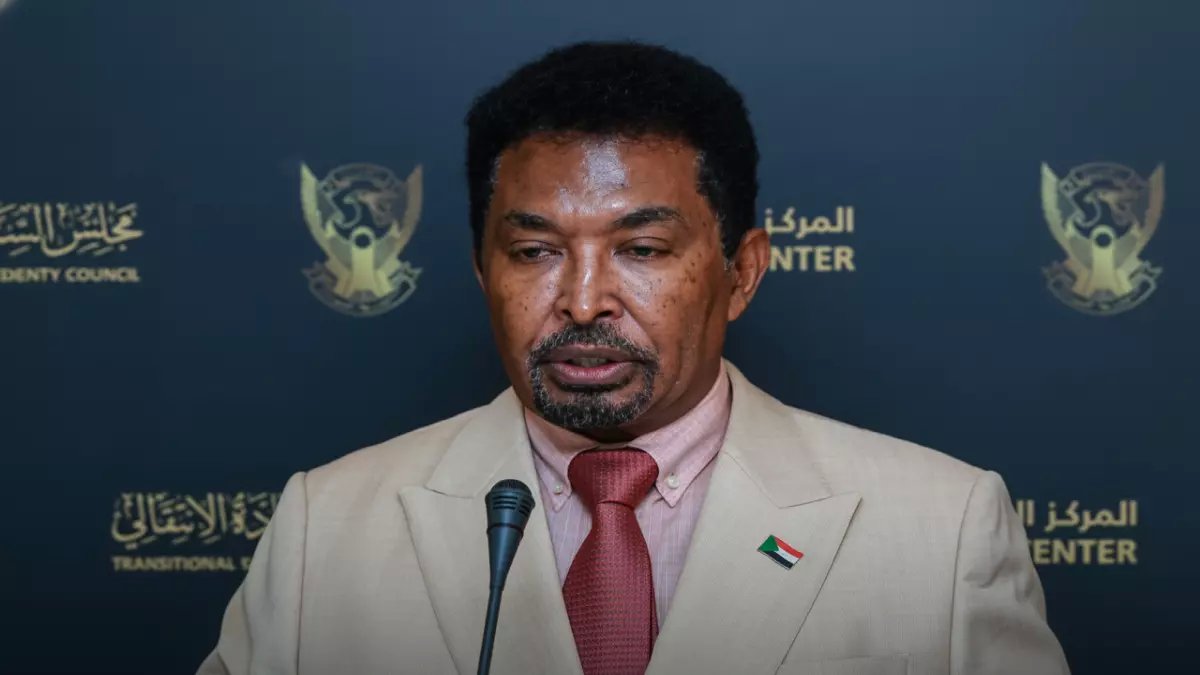 صادم: وزير سوداني ينشر إعلاناً على لينكد إن يطلب عملاً إضافياً... "راتبي ضعيف"!