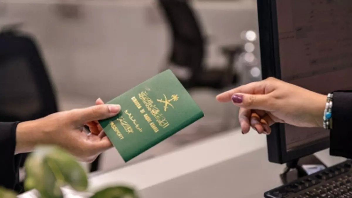 عاجل: عقوبات تصل 100 ألف ريال ومنع سفر 5 سنوات.. اعتماد لائحة "وثائق السفر" تهز المملكة!