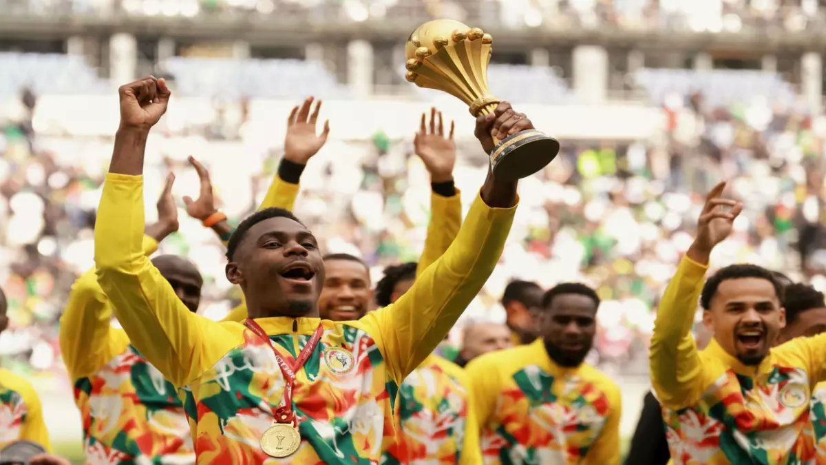 عاجل: السنغال يتحدى قرار CAF ويرفع كأس أفريقيا أمام الجماهير رغم سحب اللقب!