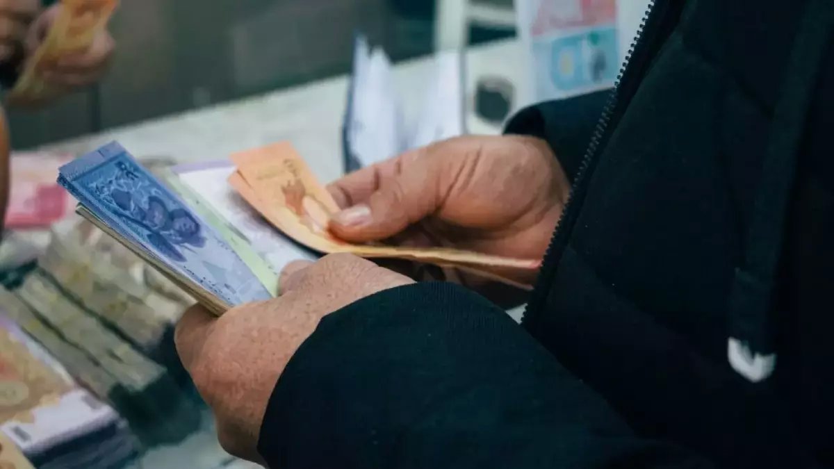 عاجل: وزير المالية يهدد بفضح الجهات المتلكئة علناً… قرارات ثورية لإنهاء كابوس الرواتب!