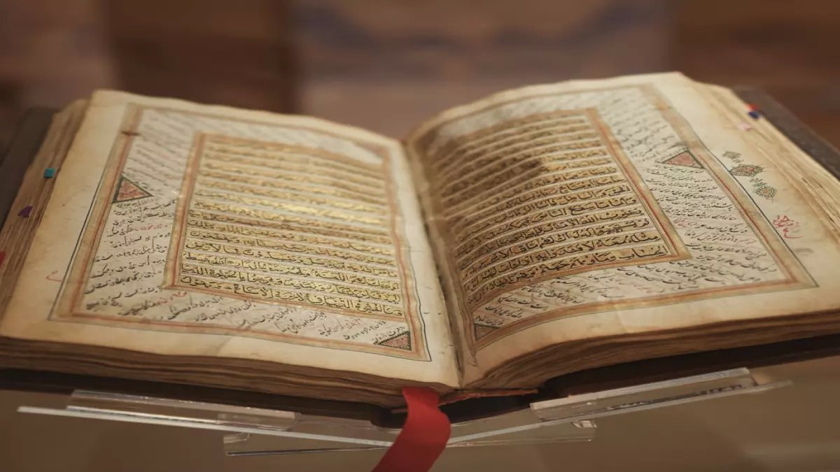 عاجل: السعودية تكشف كنزاً أثرياً عمره 1000 عام... مخطوطة قرآنية نادرة تفتح أسرار التفسير المفقودة!