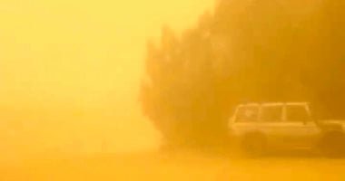 عواصف ترابية شديدة تضرب مركز الفرافرة وتحجب الرؤية بالوادى الجديد.. صور