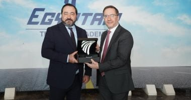 سفير بريطانيا بالقاهرة يتفقد أكاديمية مصر للطيران ويشيد بمستوى التجهيزات