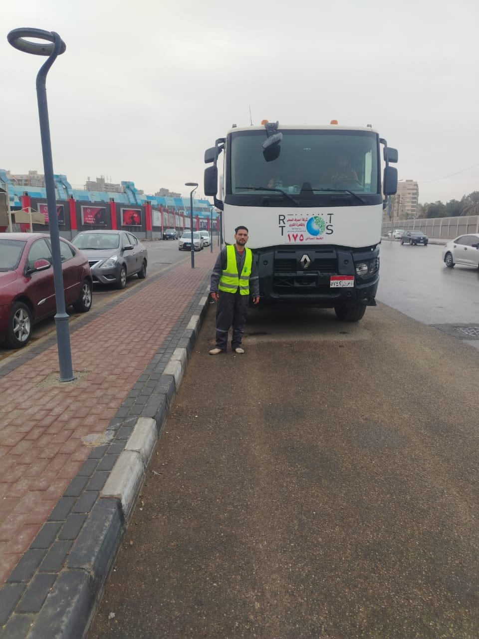 انتشار سيارات محافظة القاهرة بالشوارع لشفط مياه الامطار