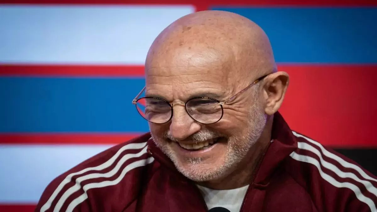 عاجل: دي لا فوينتي يكشف عن مفاجأة في تشكيلة إسبانيا ضد مصر... والأصبع الأكثر 'سحراً' الذي يترقبه الجميع!