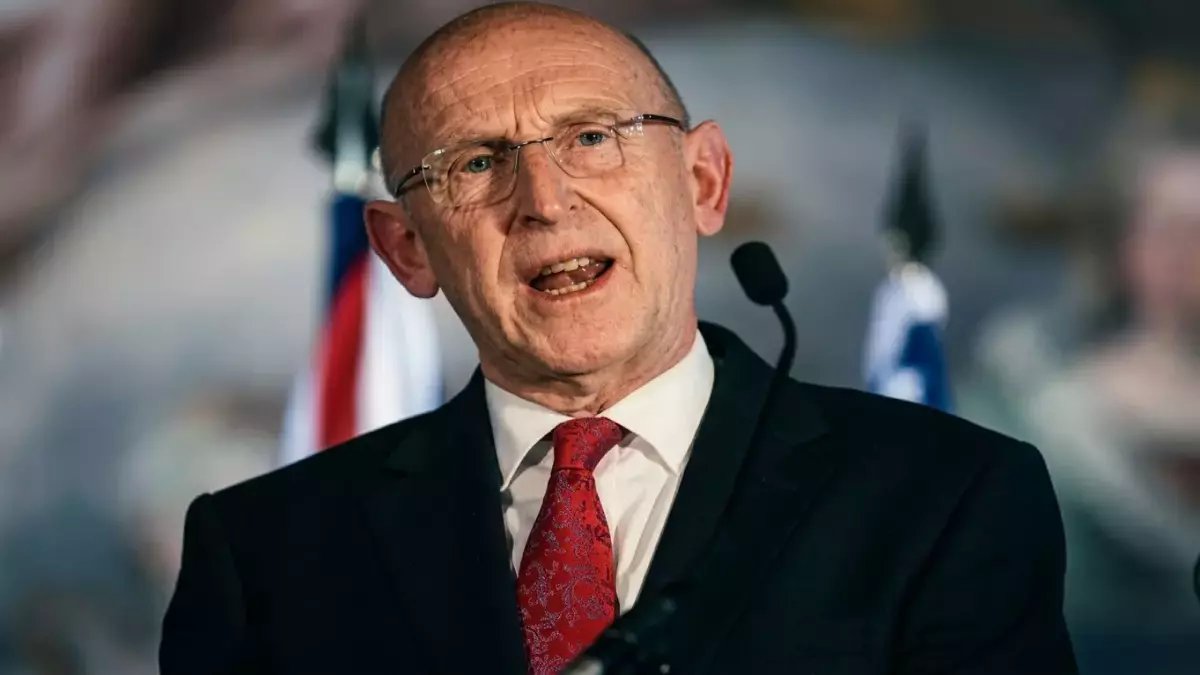 صادم: 20 قاذفة أمريكية في بريطانيا تقصف إيران… رئيس الوزراء يكذب على شعبه لتهدئة غضب ترامب!