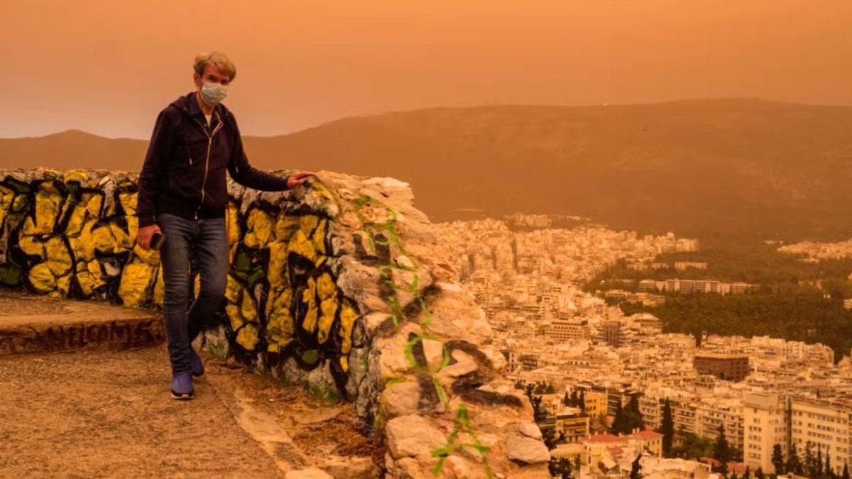 سماء دموية وعواصف رملية في أثينا وليبيا