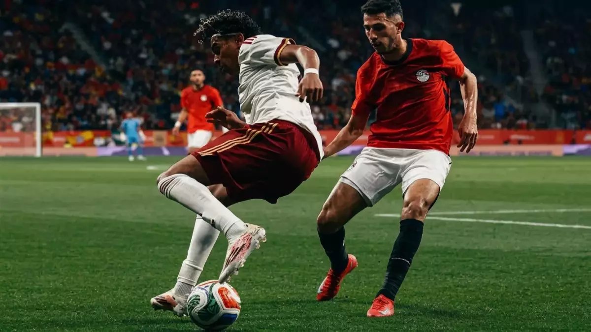 فضيحة في برشلونة: جماهير إسبانية تردد هتافات مسيئة للمسلمين وتستهين بالنشيد المصري.. والاتحادان يتوعدان برد رسمي!