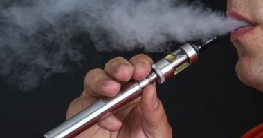 «الصحة» تحذر: السجائر الإلكترونية تهدد القلب والرئتين ويجب الإقلاع عنها فورًا