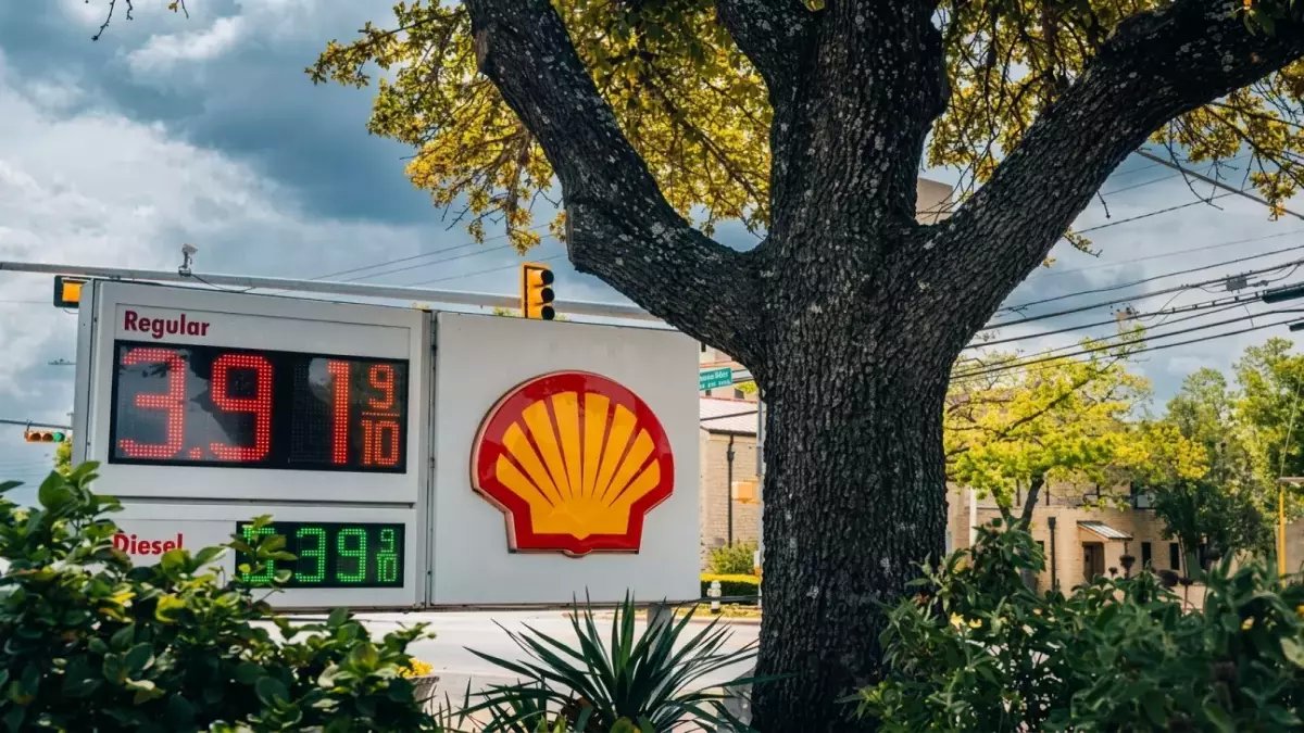 عاجل: صدمة نفطية مرعبة تهدد العالم… البيت الأبيض يدرس سيناريو 200 دولار للبرميل وأدوات طوارئ لاحتواء الكارثة الاقتصادية!