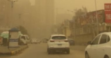 تحذير للسائقين.. رياح محملة بالأتربة تضرب الجيزة وتسبب انخفاض الرؤية