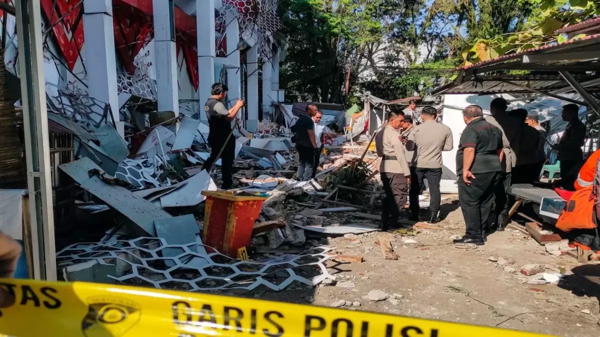 عاجل: زلزال بقوة 7.4 درجة يضرب شرق إندونيسيا ويطلق إنذار تسونامي - مقتل شخص وإجلاء الأهالي!