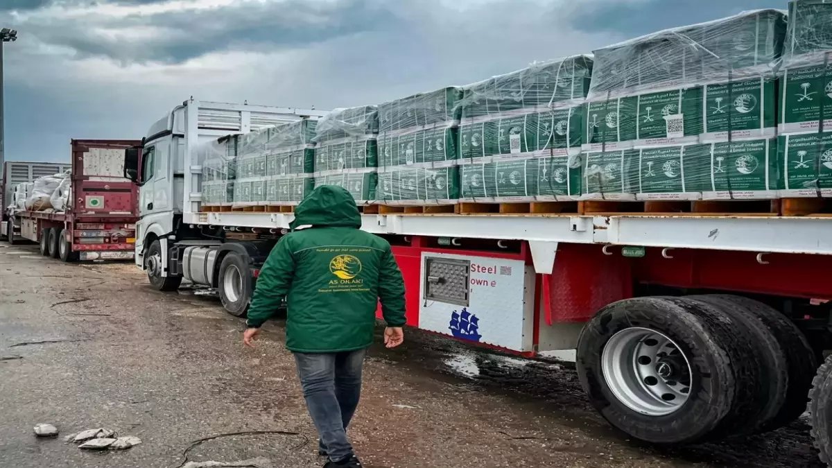 بصمة سعودية في غزة: صور تكشف توزيع السلال الغذائية لأسر الأكثر احتياجاً في خانيونس!