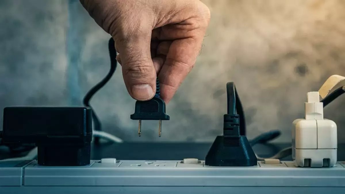 سر خطير: 5 أجهزة في بيتك تسرق كهرباء ليل نهار… كيف توقفها وتوفر 40% من الفاتورة فوراً؟