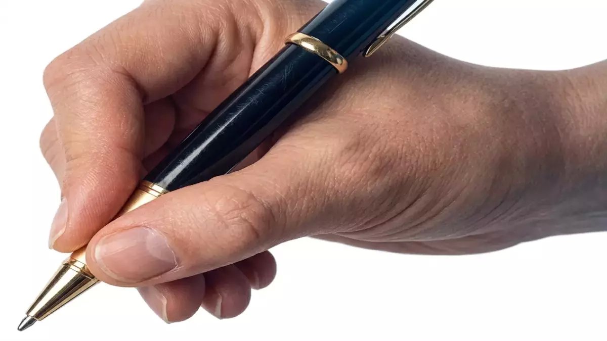 عاجل: مدير عام مكتب الخدمة المدنية بأبين تُصاب بوعكة صحية بعد صراع 30 عاماً في الخدمة... قصتها مع المتفوقة المظلومة تكشف أزمة كفاءات!