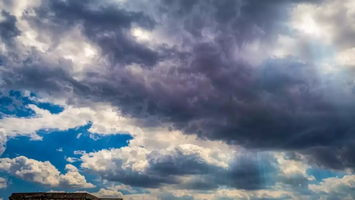 عِدّاد تنازلي مرعب.. انتهى قبل أن يصل لـ 'صفر' بسبب تحذير المركز الوطني للأرصاد عن 14 منطقة يمنية