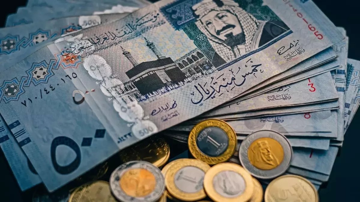 عاجل: تغييرات مالية مفاجئة في الخليج.. كم بلغ سعر الريال السعودي مقابل الدولار اليوم؟