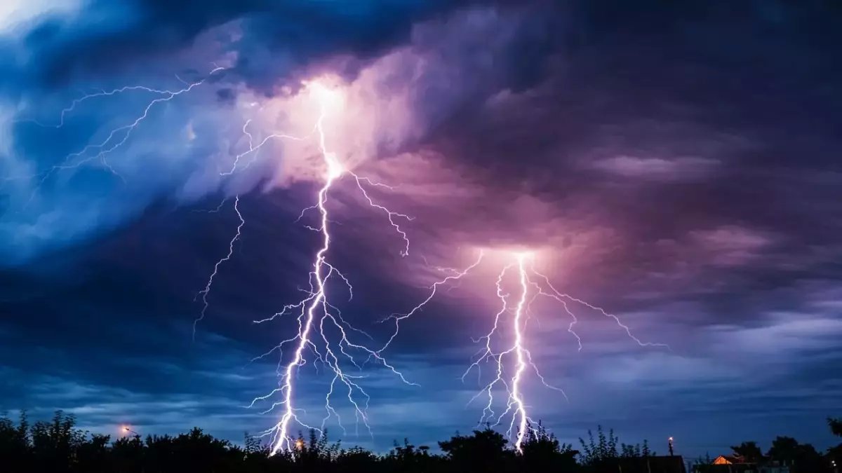 تحذير عاجل من الأرصاد: أمطار رعدية وسيول وبَرَد على 4 مناطق... ورياح تهدد بوقف حركة المرور!