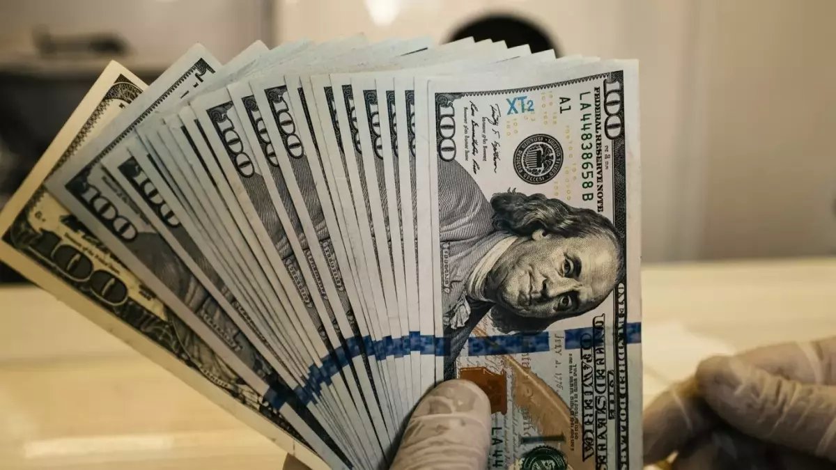 عاجل: انهيار مفاجئ للدولار أمام الجنيه.. 3 بنوك كبرى تخسر 15 قرشاً في تعاملات الأحد - ماذا حدث؟