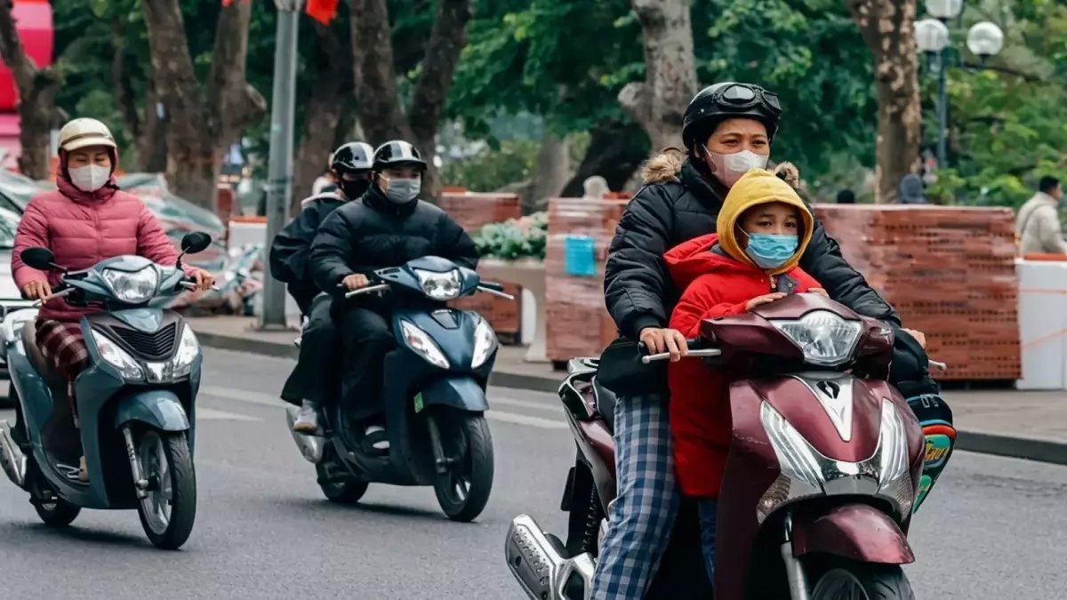 عاجل: انقسام الطقس في فيتنام - الشمال يغرق في أمطار وبرد مفاجئ بينما الجنوب يتحول إلى صحراء حارقة!