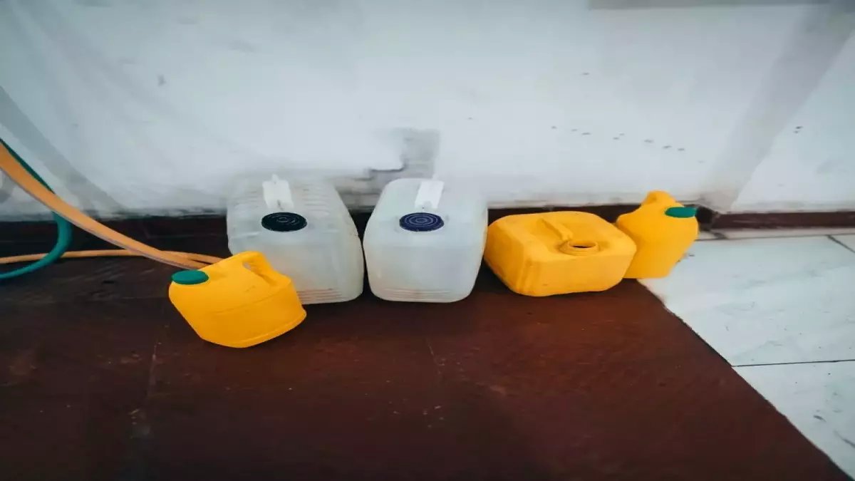 صادم في حضرموت: سكان 'بروم' يشربون من المساجد بعد انهيار مشروع المياه... مسؤولون يبتعدون 30 كم فقط و'يتجاهلون' الأزمة منذ عامين!